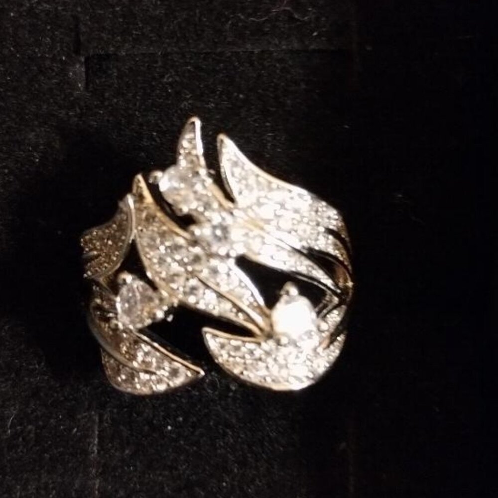 BEAUTIFUL DESIGN  (NIB) SILVER RING WITH RINSTONES - Picture 2 of 8